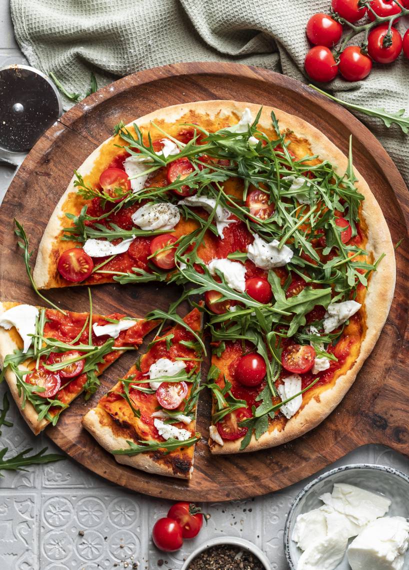 Pizza mit fruchtiger Tomatensoße