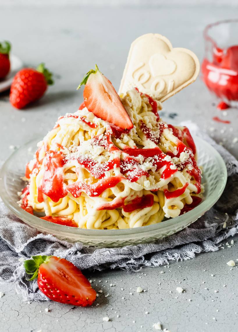 Spaghettieis mit Erdbeersoße
