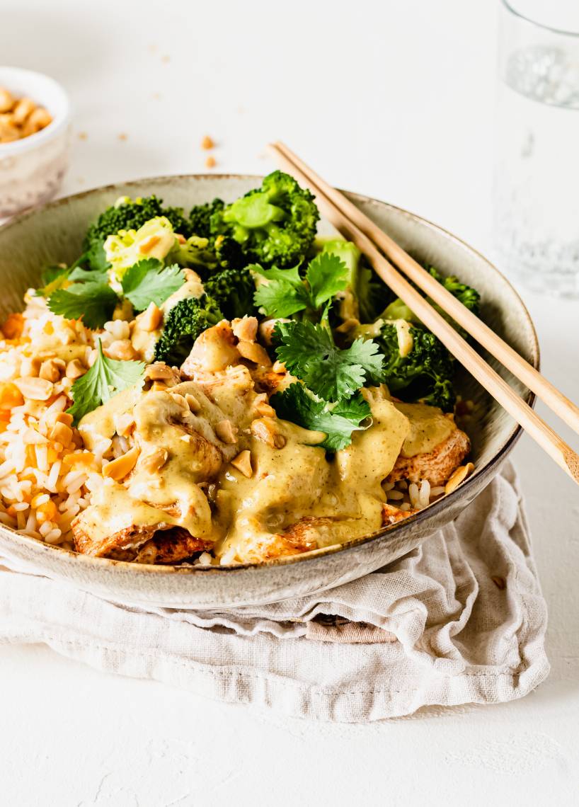 Thai-Hähnchen mit Karotten-Reis und Erdnusssoße