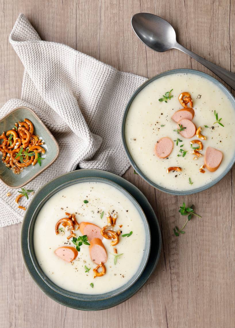 Kartoffelsuppe mit Würstchen und Brezel-Crunch