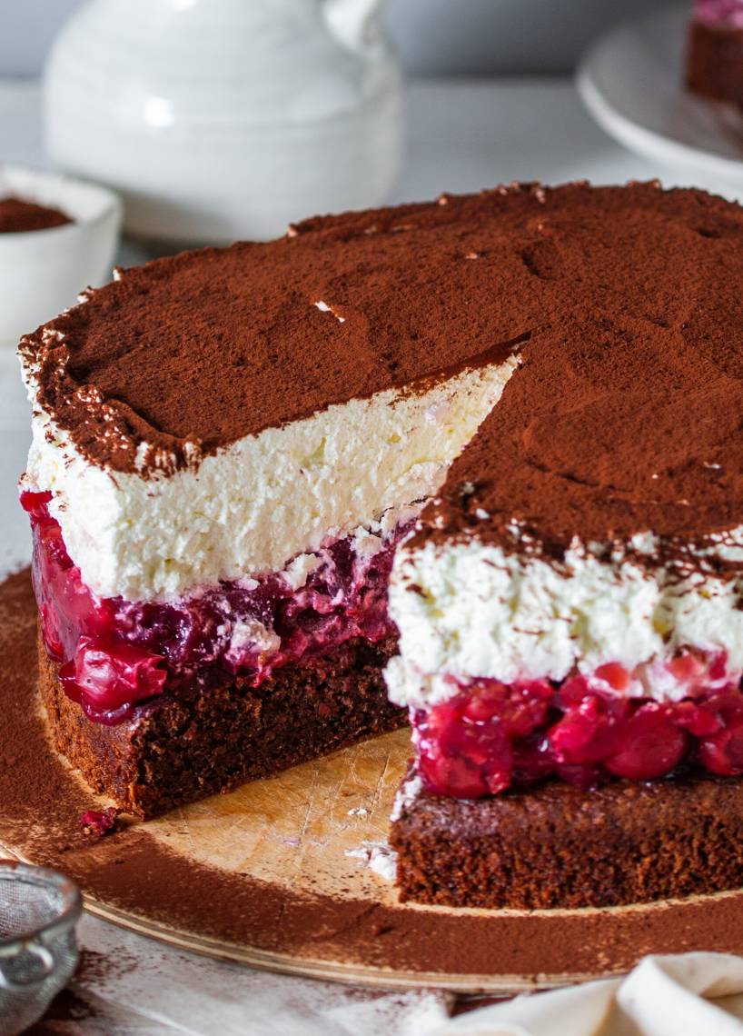 Nusstorte mit Kirschen