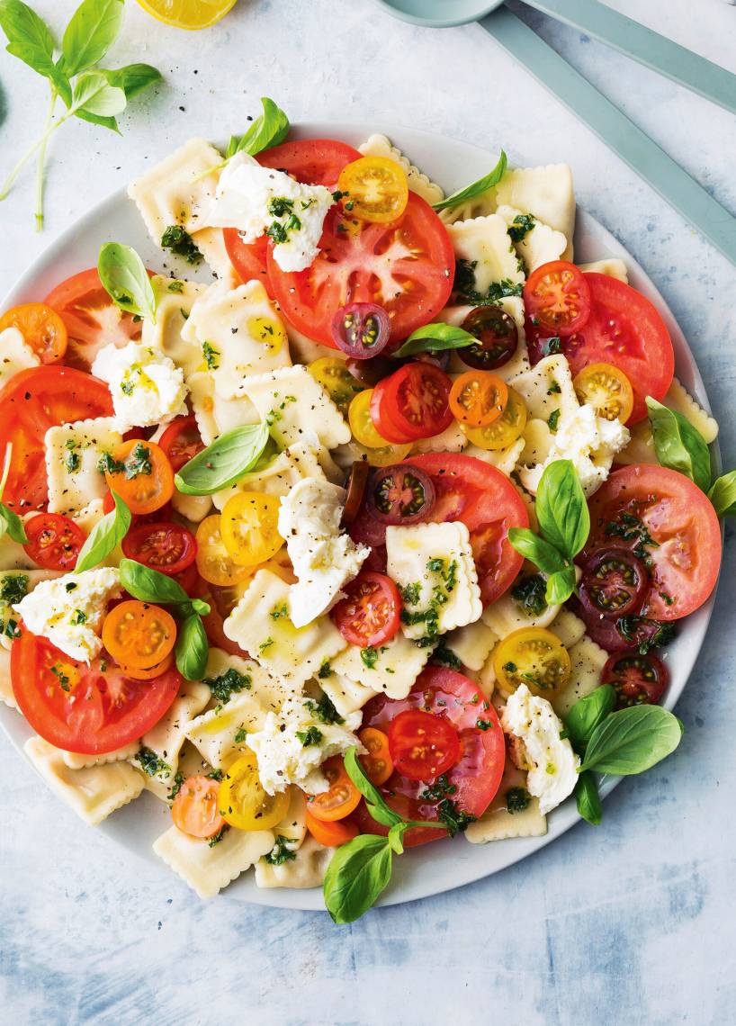 Ravioli-Caprese-Salat mit Basilikum-Pestodressing