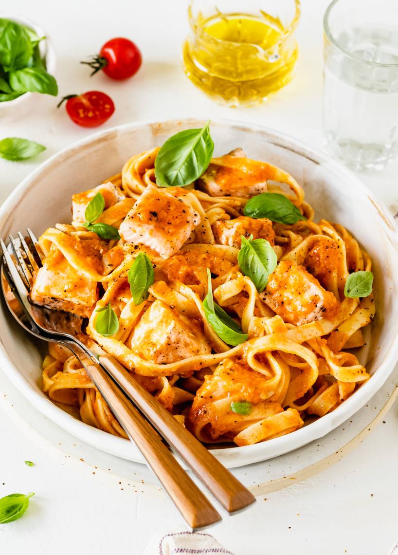 Schnelle Tomaten-Lachs-Nudeln