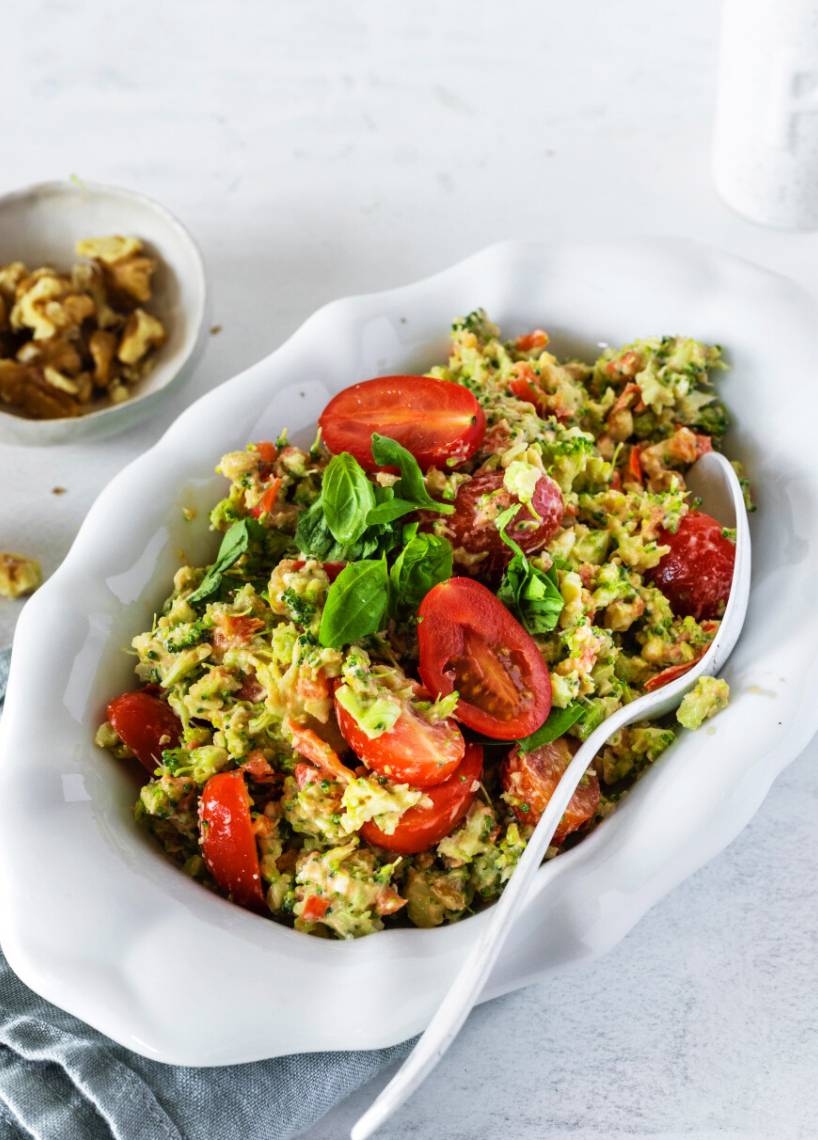 Brokkolisalat mit Feta und Walnüssen