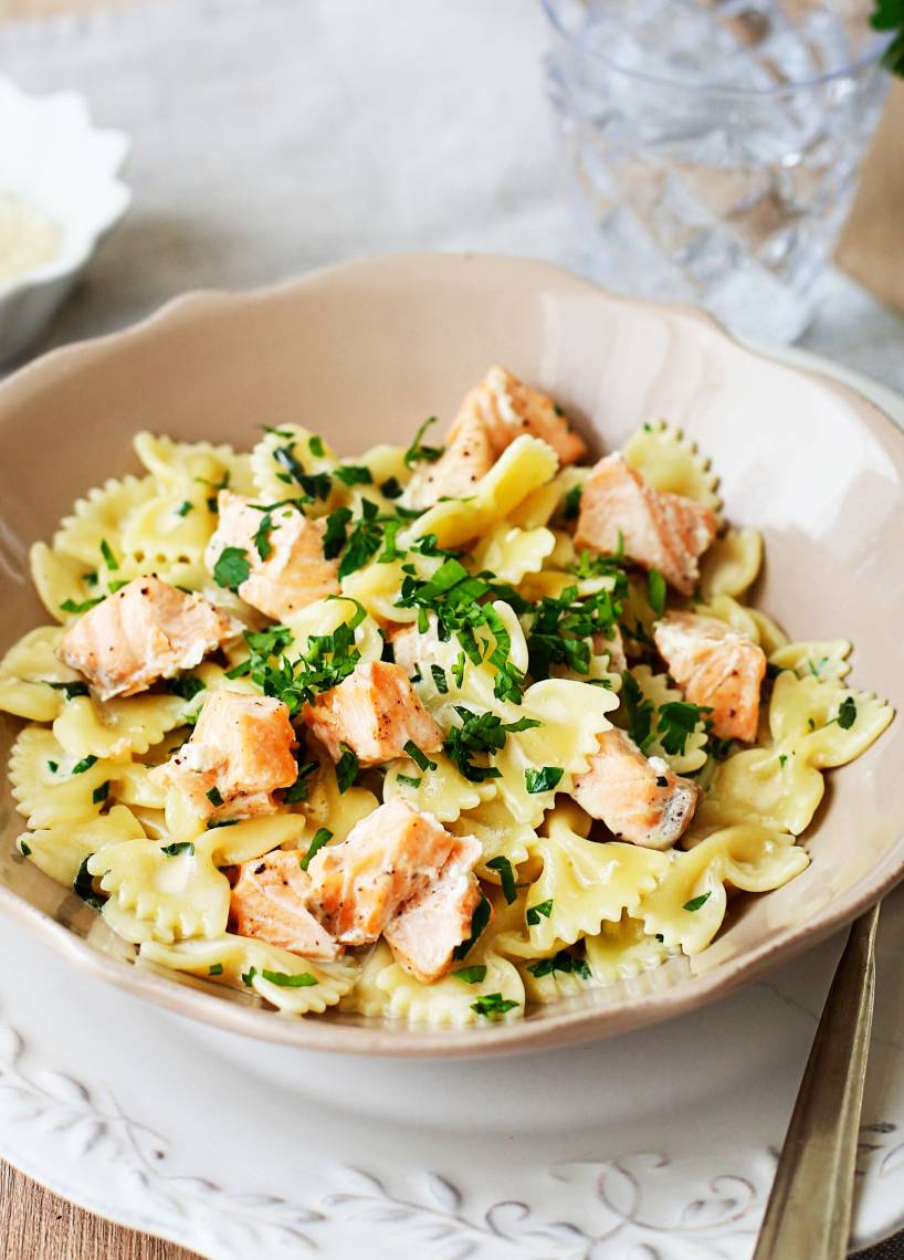Nudeln mit Lachs und Kräuter-Käsesoße