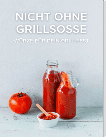 Rote Soße in Glasflaschen und Schälchen mit Tomate