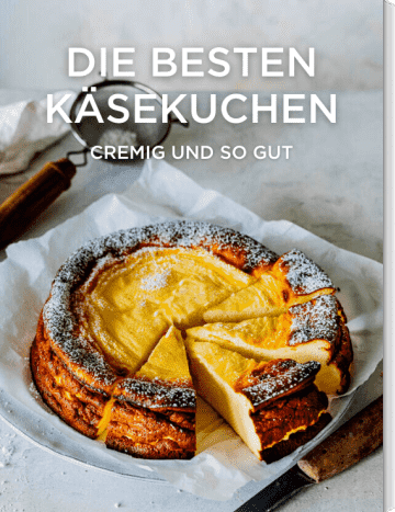 Käsekuchen mit Puderzucker auf weißem Teller