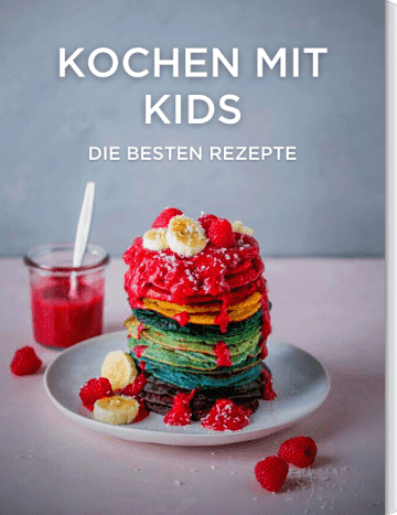 Regenbogenpfannkuchen mit Banane und Himbeeren