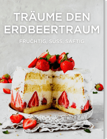 Erdbeer-Sahne-Torte auf Teller mit Geschirrhandtuch