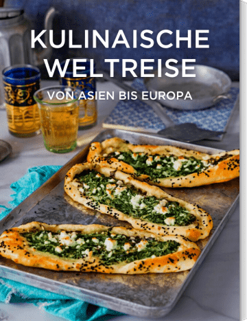 Spinat-Pide auf Blech mit Tee in Gläsern