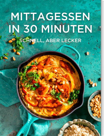 Hähnchencurry in türkisener Pfanne mit Reis und Erdnüssen in Schüsseln