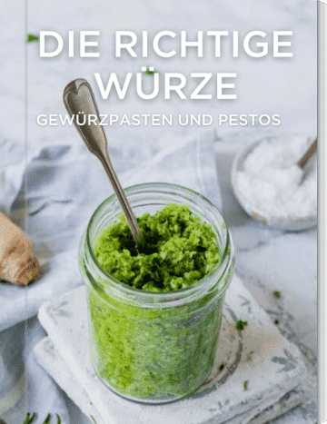 Grünes Pesto im Glas mit Löffel